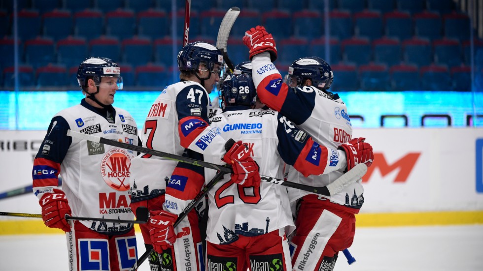 VIK-spelarna jublar på ett folktomt Hovet efter Rob Bordsons 1-0.