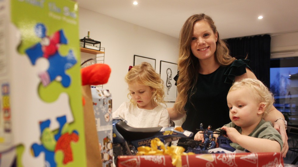 Maja Johansson är i full gång med årets upplaga av "Julklappar till alla barn". Dottern Nelia, 4 och sonen Milo, snart 2, hjälper till.