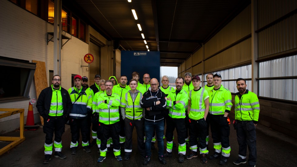 Arbetskamraterna på Toyota i Mjölby, med metallbasen Jasmin Cosic i mitten, förstår inte Migrationsverkets beslut och vill ha Muhamet tillbaka.