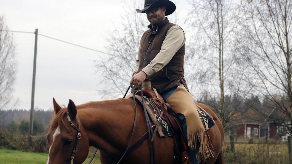 Karl Bieglo lärde sig i princip att rida innan han kunde gå. Så länge Karl kan sitta på hästrygg så är han nöjd med tillvaron.