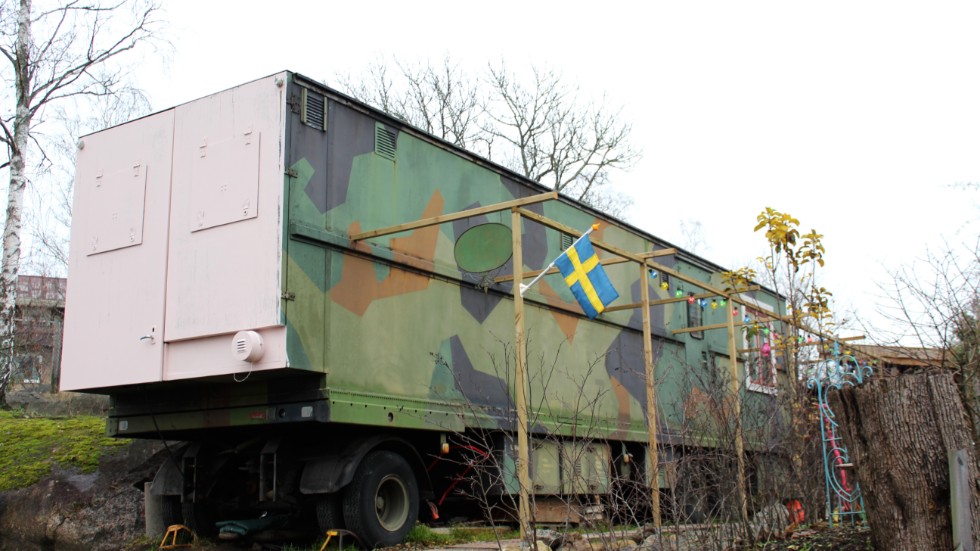 Militärvagnen är placeras på den tidigare grusinfarten till huset och är 27,5 kvadratmeter. Den kommer i framtiden att målas rosa och en vägg har redan fått rätt nyans. 
