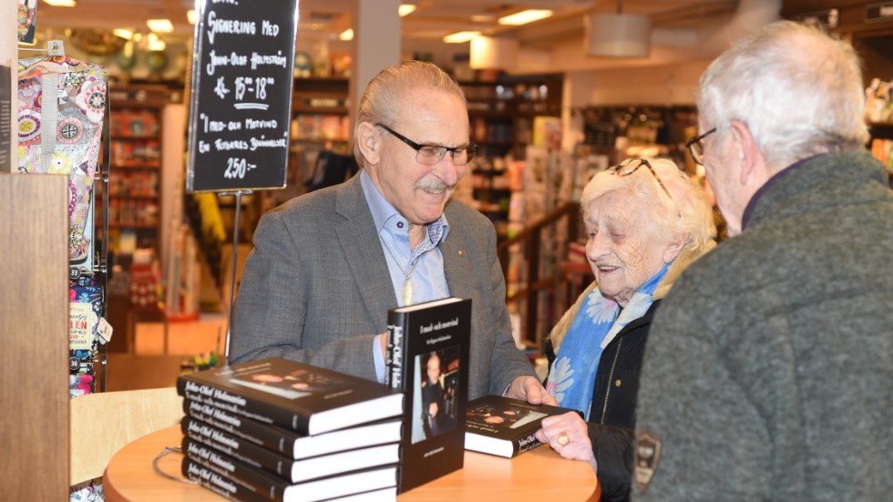 John-Olof Holmström lanserade sin bok på Vimmerby Bokhandel i torsdags. Här i samspråk med Gun-Britt Monell som agerat bollplank åt John-Olof under skrivandet.