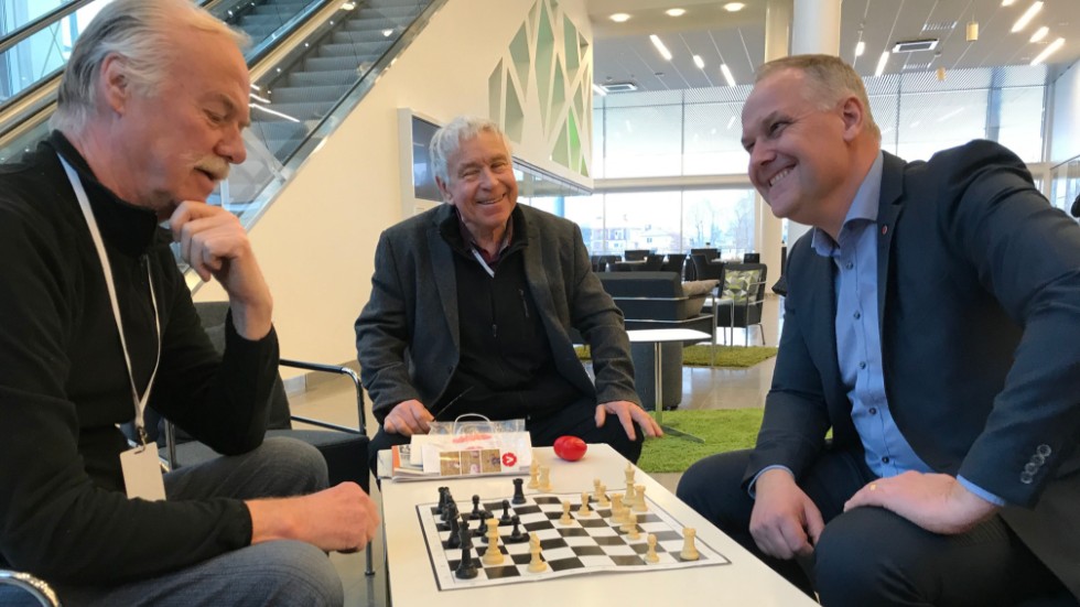 "Nu blir det kanske mer tid att sitta ner med oss gamla gubbar och spela schack på kongresserna" säger vänsterveteranen Lennart Beijer, som spelat matcher mot partiledaren Jonas Sjöstedt förr.