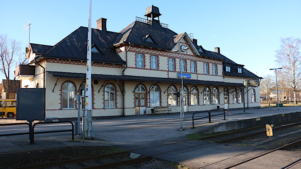 En enig kommunstyrelse vill köpa stationshuset i Hultsfred, eftersom man ser en stor utveckligspotential, inte minst för turismen.