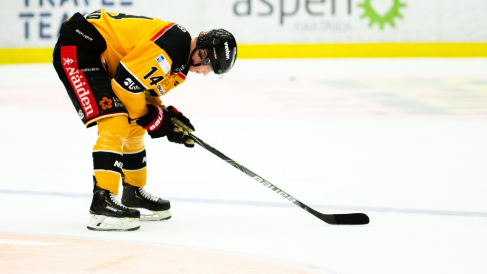 Jonas Berglund fick lämna isen i den andra perioden mot Örebroefter en tackling mot huvudet.