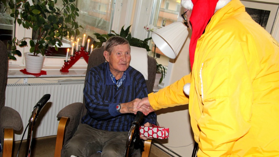 95-åriga Magne Eriksson bor på det särskilda boendet Rosenhill. "Det är den första julklappen för i år", konstaterade han när Lions kom på besök
