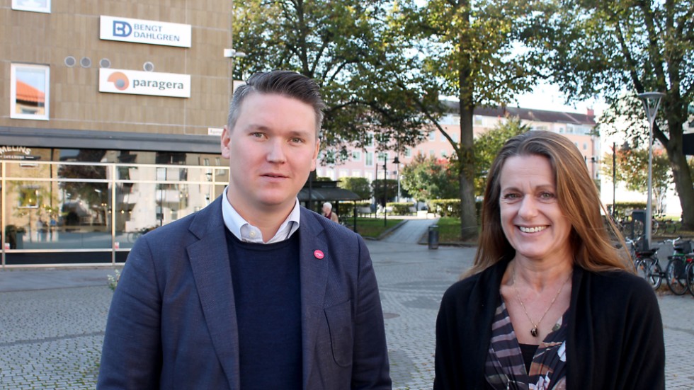 David Nilsson, vd för Linköping city samverkan AB, i samspråk med Anna Mocsáry från konsultföretaget WSP Advisory. "Handelslivet i Linköping går sakta framåt", konstaterar de.
