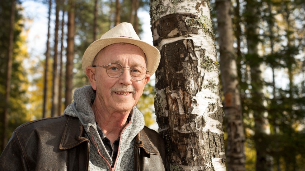 Den jordnära författaren Folke Antonsson har alltid levt nära naturen. Som ung var han en ivrig fågelskådare i trakterna kring Svensbyn.