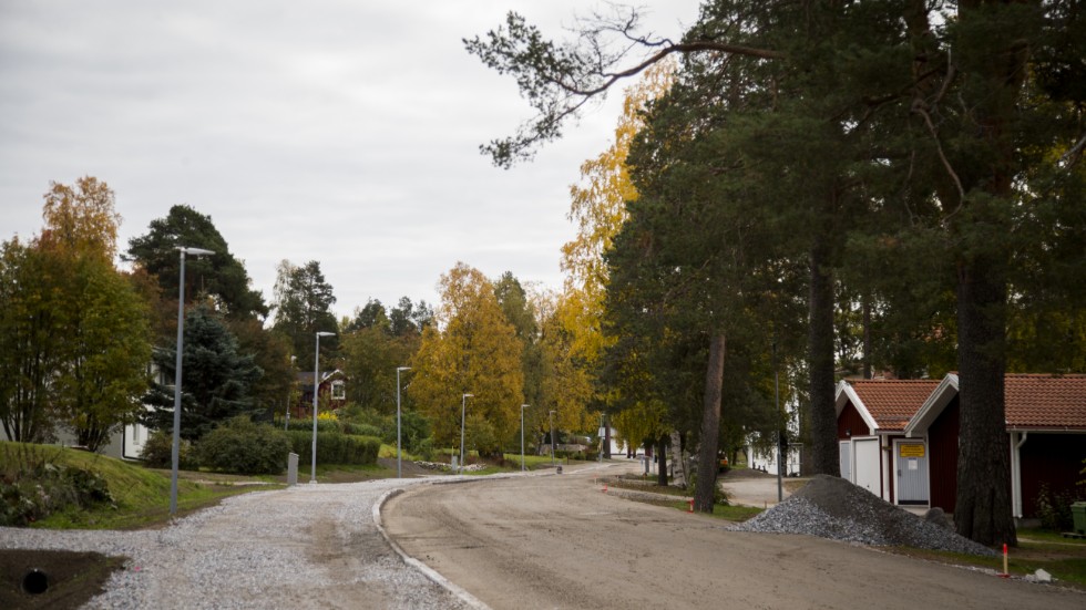 Sträckan längs Strömnäsgatan, från Durrnäsvägen till Slingan, ska asfalteras om. Arbetet har skjutits upp från fredagen till måndagen. Asfalteringen beräknas vara klar onsdag nästa vecka. 