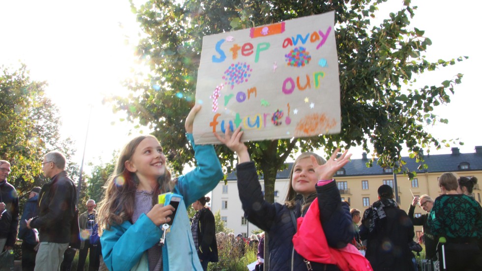 Noomi, 10, och Juni, 9, med sitt plakat. Den globala storstrejken för klimatet hölls på 122 orter i Sverige, bland annat i Norrköping.