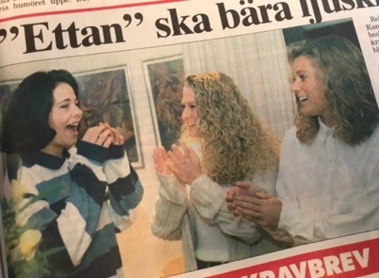 Kuriren för 25 år sedan: Sofia Andersson blir Katrineholms Lucia 1994. Bland de första att gratulera fanns de blivande tärnorna Paulina Andersson och Jenny Lindström.
