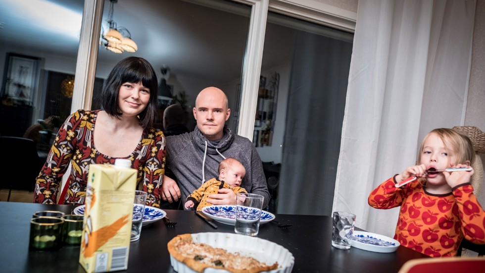 Familjen består av mamma Johanna, pappa Lars och barnen Eli, 4 år och Ilon, 3 veckor.
