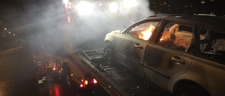 Bärgad bil började brinna igen