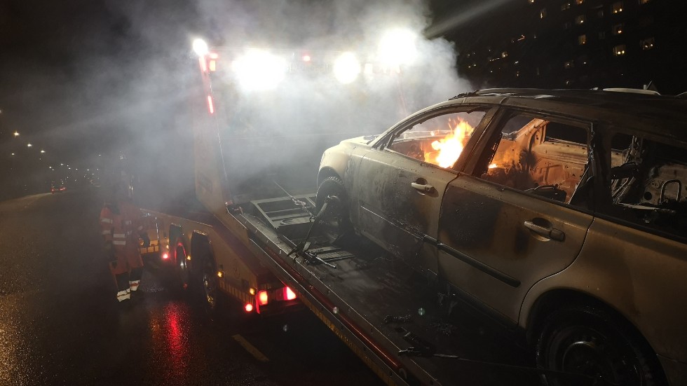 När bilen hade bärgats tog sig branden igen. 