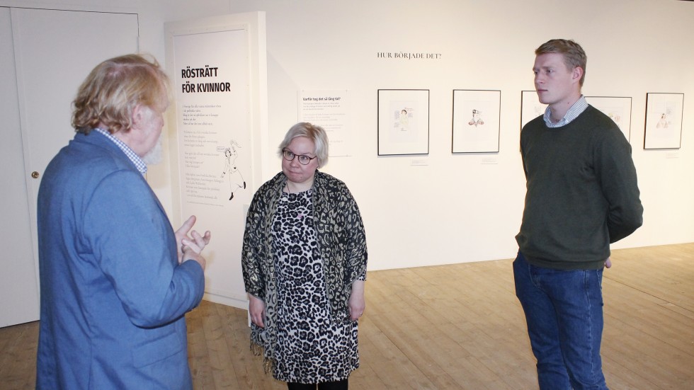 Centerpartiets riksdagsledamöter Linda Ylivainio och Magnus Ek var i går på besök i Norrköping. De fick bland annat en rundtur på EWK-museet. Lars-Olof Johansson, ordförande för EWK-sällskapet, berättade om Ewert Karlssons olika verk.