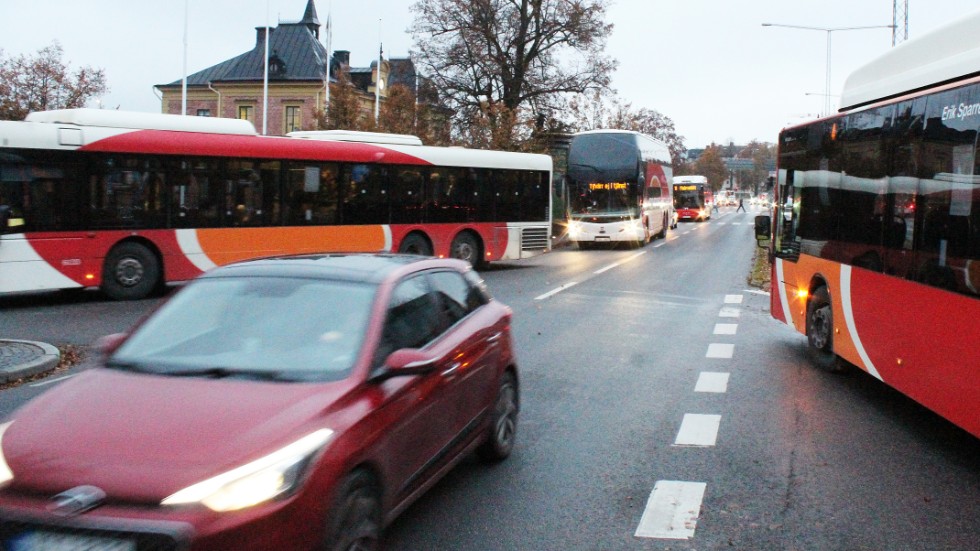 Under rusningstrafik är det trångt vid infarten till busshållplatserna vid Linköpings resecentrum.
