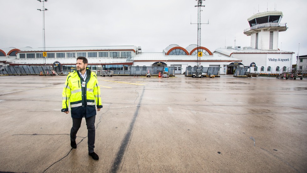 Flygplatschef Gunnar Jonasson på den tomma flygplatsparkeringen.