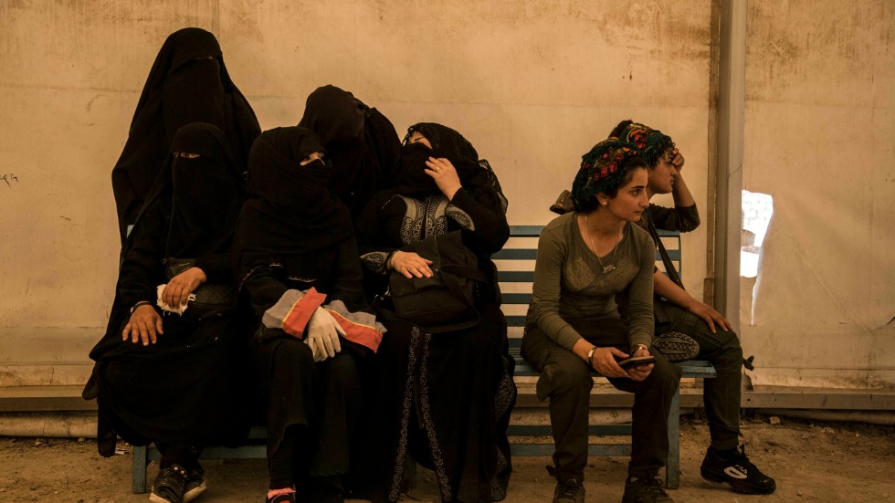 Kvinnor från IS intill IS motståndare i det kurdkontrollerade al-Hol-lägret i Syrien.