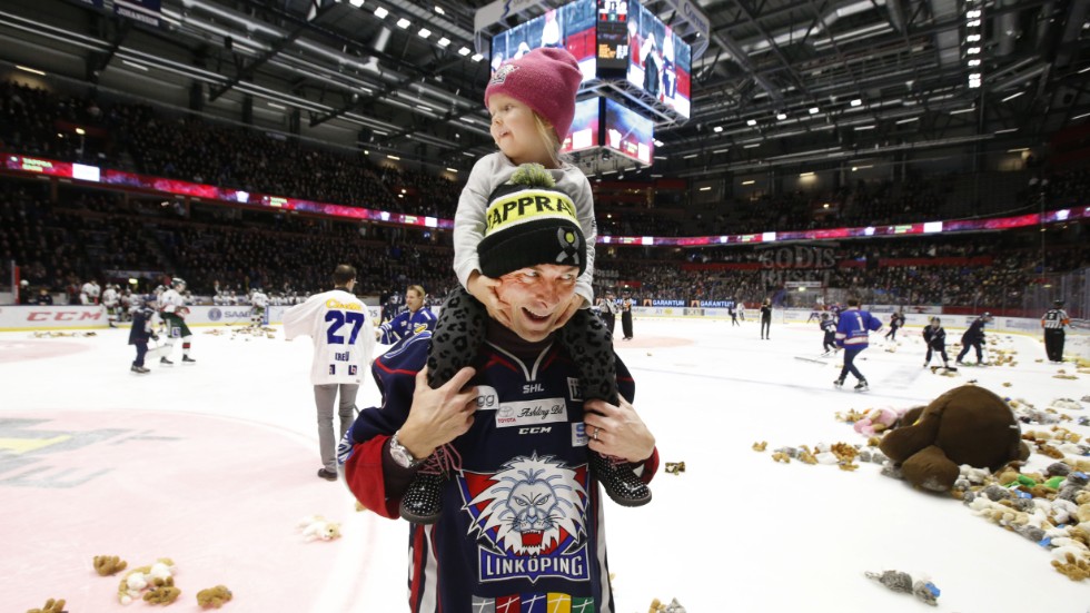 Magnus Johansson med dotter på isen.