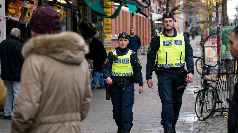  En 15-åring sköts till döds och en annan fick livshotande skador efter en skottlossning i Malmö. Poliserna på bilden kommer inte från Gotland.