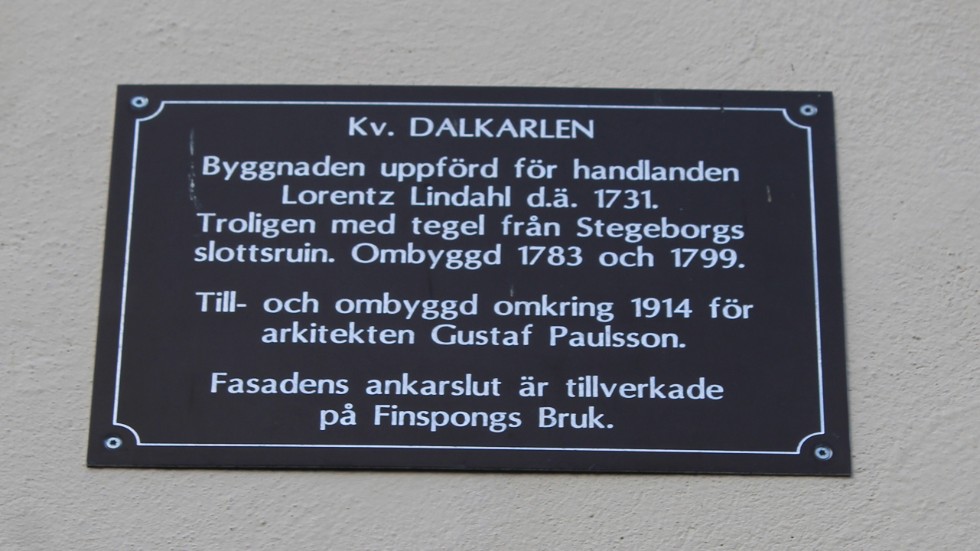 Minnesskylten på husfasaden i hörnet av Dalsgatan och S:t Persgatan är ganska unik, genom att man nämner varifrån ankarsluten kommer.