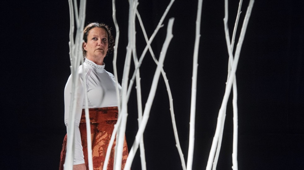 Anna Ehnsiö i den "skog" som utgör scenografi i föreställningen  "Agnes" som gästar Reginateatern fredag 22 november.
