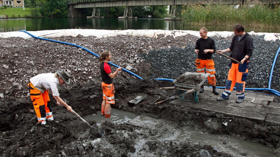 Utgrävningarna vid Strömmen fortsatte till 2013. Här en bild från 2011 där arkeologer undersöker en 7 000 år gammal boplats mitt i Motala där nya järnvägsbron skulle byggas. 


