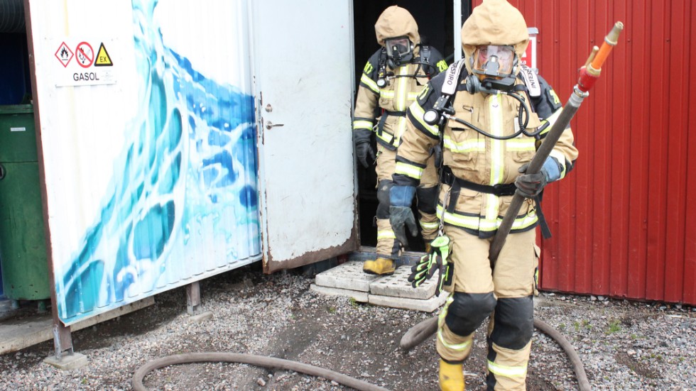 En av övningarna handlade om räddningsinsats i en kraftigt uppvärmd byggnad. Ett sätt för brandmännen att lära sig hantera värmen.