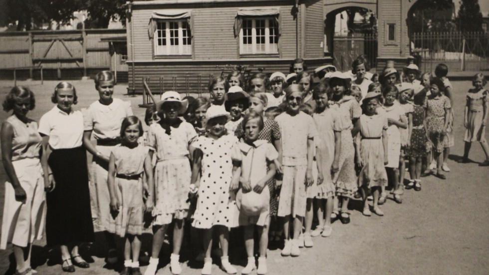 Barnkoloni på Idrottsparken i början av 1930-talet. Här är det flickornas tur.