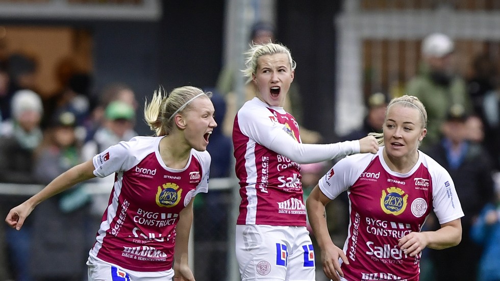 Marika Bergman Lundin (mitten) jublar med lagkamraterna efter att ha kvitterat till 1-1.