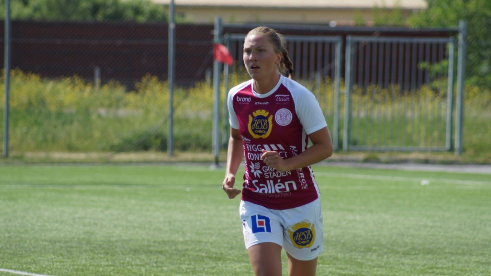 Säfström har tidigare spelat både innermittfältare och ytterback. Hon har även ett inhopp som målvakt (!) i elitettan. 