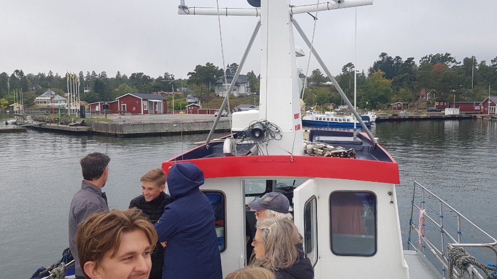 Här närmar sig Bråvikskryssningens båt slutmålet Arkösund.