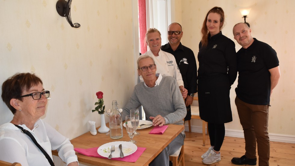 Anita och Bertil Palmquist från Vimmerby besökte Mossebo Gästhem på söndagen när de gamla ägarna Pernilla och Andy Rudolfsson och de nya Clara Rylander och Andreas Nibelius hade gemensamt tabberas.