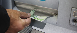 Färre tar ut kontanter i bankautomater
