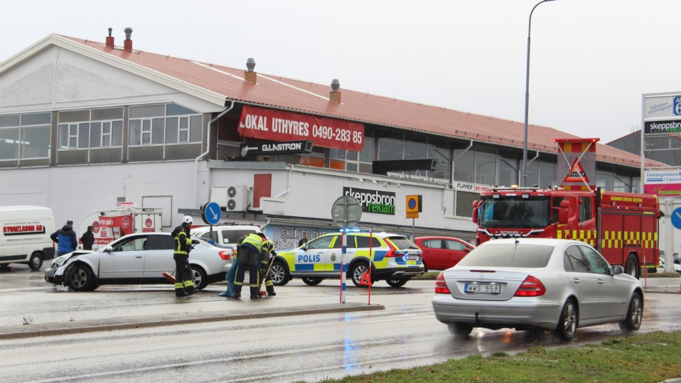 Två bilar kolliderade av ännu oklar anledning på Allén i Västervik.