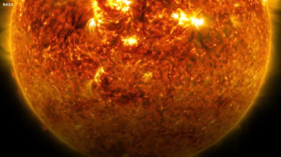 Planeten Merkurius syns som en liten svart fläck på solskivan när den passerar framför solen med 4-13 års mellanrum.
