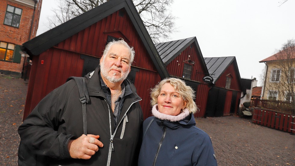 Föreningen Strengnenses Henrik Elmberg och Lena Andersson Strand ser fram emot söndagens arrangemang vid domkyrkans bodar.