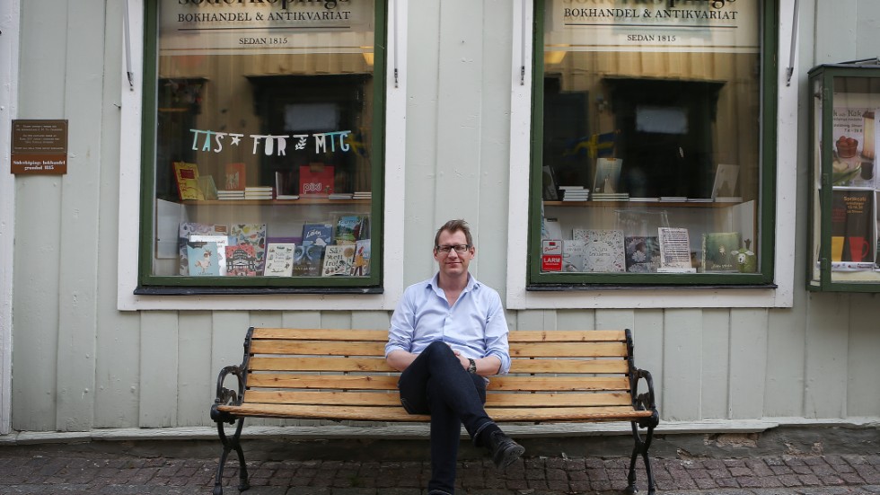 Anders Karlin, Söderköpings bokhandel, får Stora Anita Linde-priset.