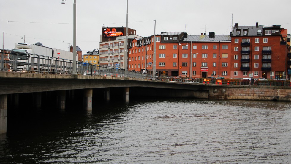 2019. Man kan tro att det stora bygginsatsen vid Hamnbron handlar om just Hamnbron. Men bron går fri. Det är den nya passagen in till Inre hamnen som skapas.