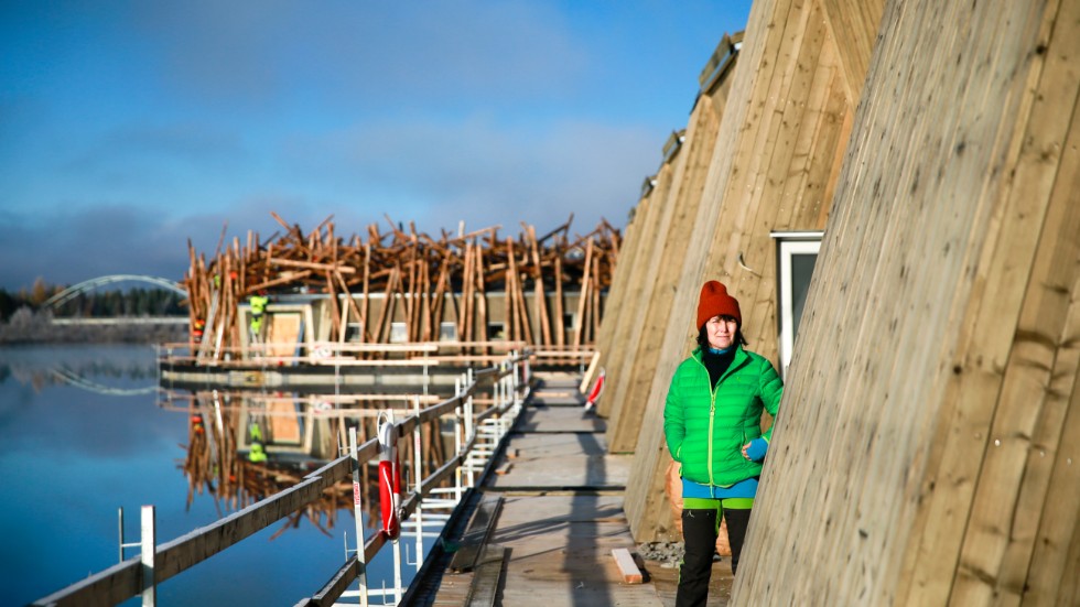 AnnKathrin Lundqvist är delägare och projektledare. Hon visar runt på byggarbetsplatsen där det arbetas både på land och vatten. 