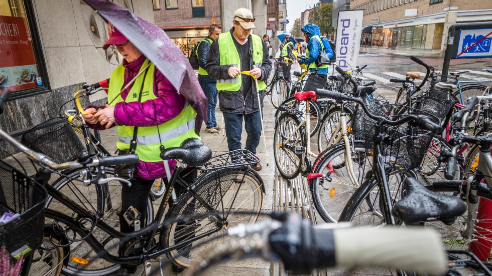 Representanter från Synskadades riksförbund i Uppsala län hade fullt upp när de satte ut gula lappar på fordon och föremål som stod för nära eller på de ledstråk som hjälper synskadade att ta sig fram.