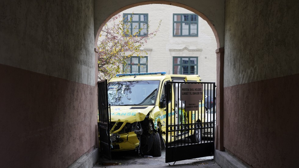 En beväpnad man stal en ambulans stadsdelen Toreshvo i Oslo och ska sedan ha kört på flera personer innan polisen lyckades stoppa honom. 