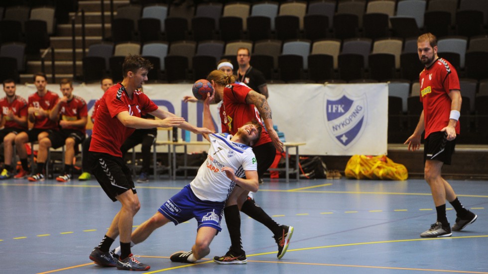 Lucas Carman plockas ned av Sollentunaförsvaret. IFK hittade få vägar igenom gästernas försvar.