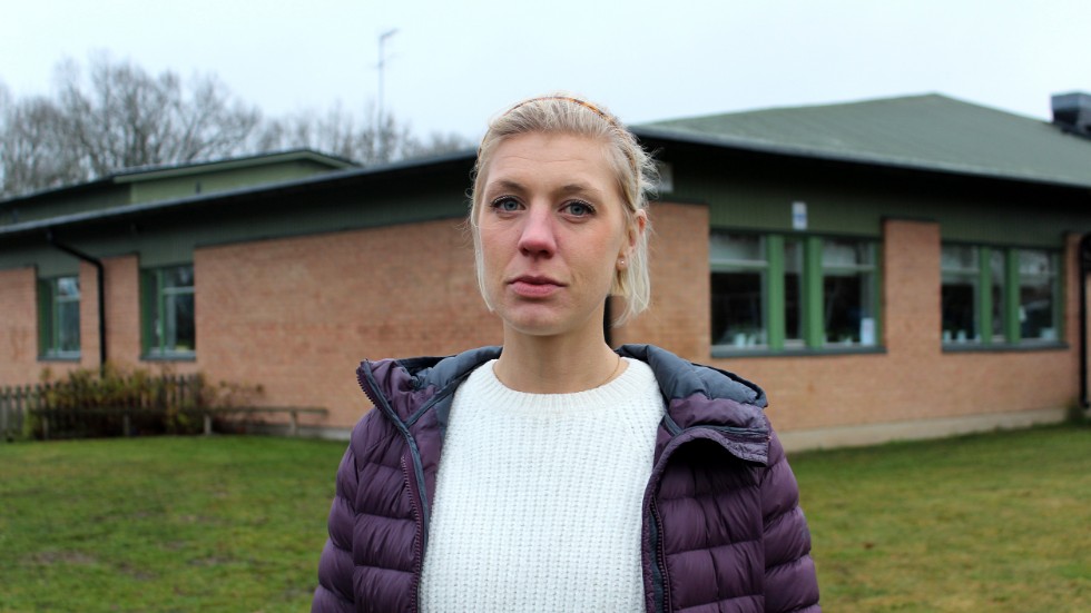 Sara Aldén Bernhardsson, lärare på Brunnebyskolan, kritiserar "vatten på tetra"-beslut: "Vi har dunkar med vatten och de flesta eleverna har sin egen vattenflaska annars får de en pappersmugg." 