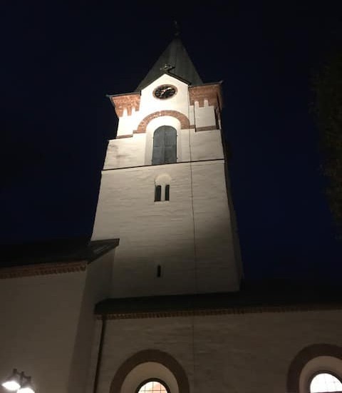 Ödeshögs kyrkas klockvisare kommer snart igen att stå i ljusare dager under kvällarna.