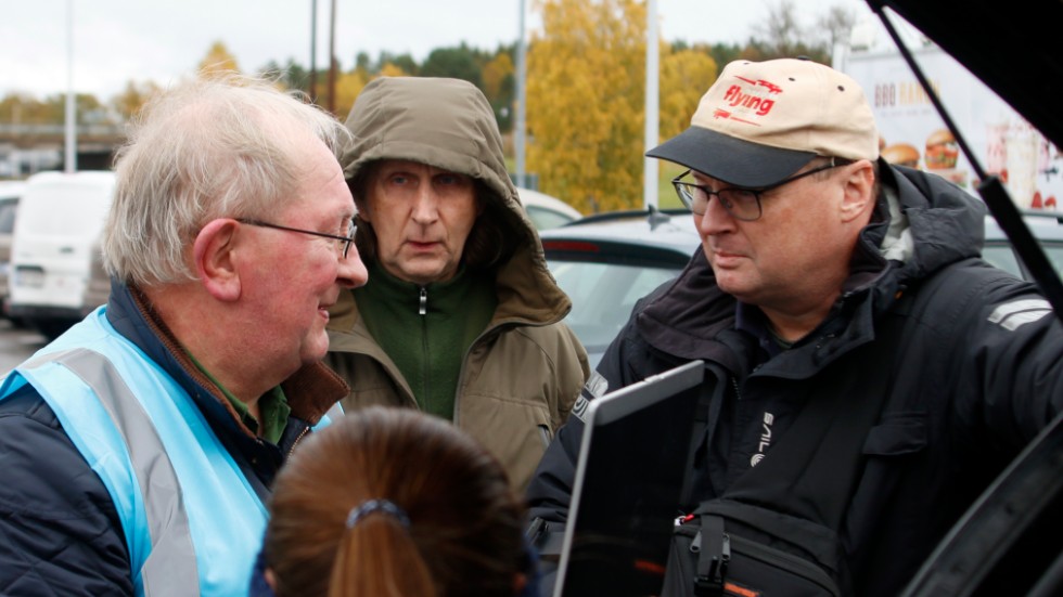 Åke Töyrä (till vänster) och Jan Hallberg i samtal i sökandet efter 18-årige John Backman.