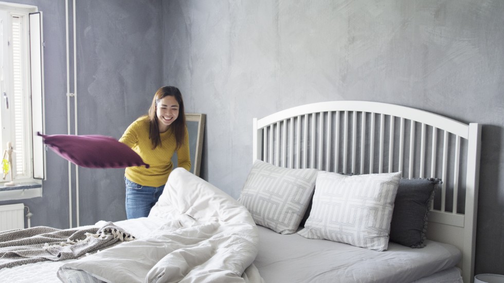 Kuddar, täcken och filtar förgyller speciellt om hösten konstaterar Almira Hammö. Neutrala väggfärger på väggar ger fler möjligheter till glatt färgade accessoarer menar hon.