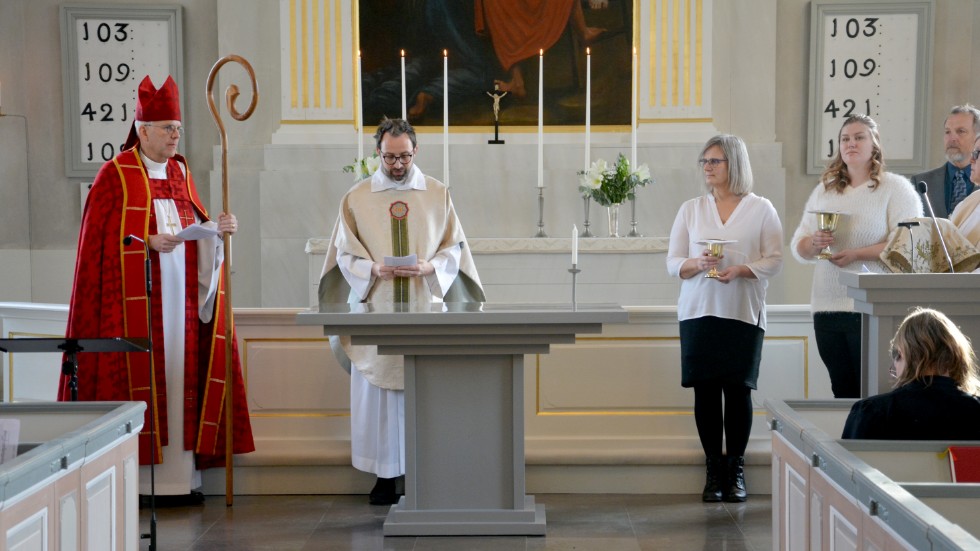 Biskop Martin Modéus gjorde prästen Anton Hultgren sällskap för nyinvigningen av den renoverade kyrkan i Blackstad.