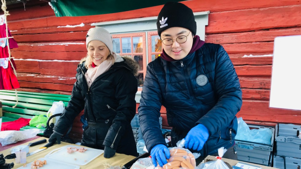 Ellinor Gisselfeldt och Duy Anh ho från Mälarchark hade fullt upp på julmarknaden på Rademachersmedjorna i Eskilstuna på lördagen.