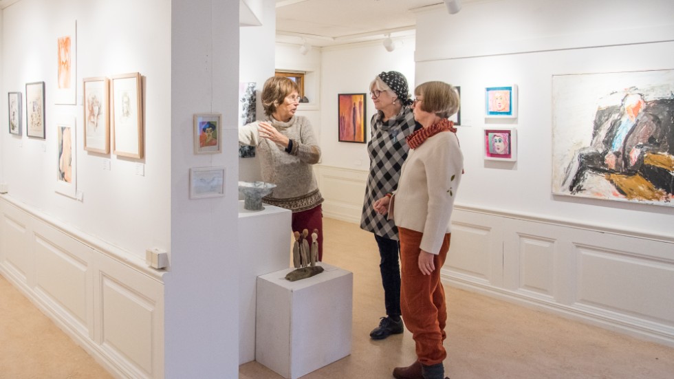 "Människor" heter Tjustbygdens konstrgrupps nya utställning. Ewa Ohlsson, Ann-Catrine Stalebrant och Barbro Hultgren Fredriksson diskuterar placering av tavlor. 